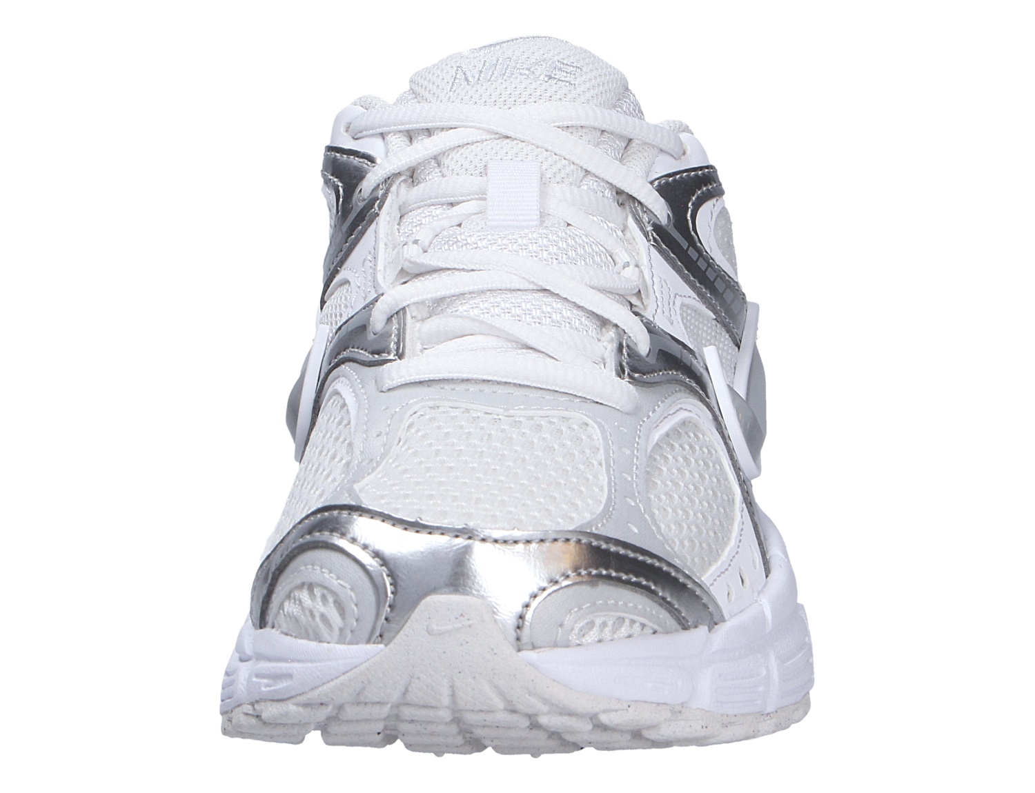 Frontansicht des Nike V5 RNR Sneakers in Weiß mit silbernen Overlays, Mesh-Obermaterial und markanter Sohle
