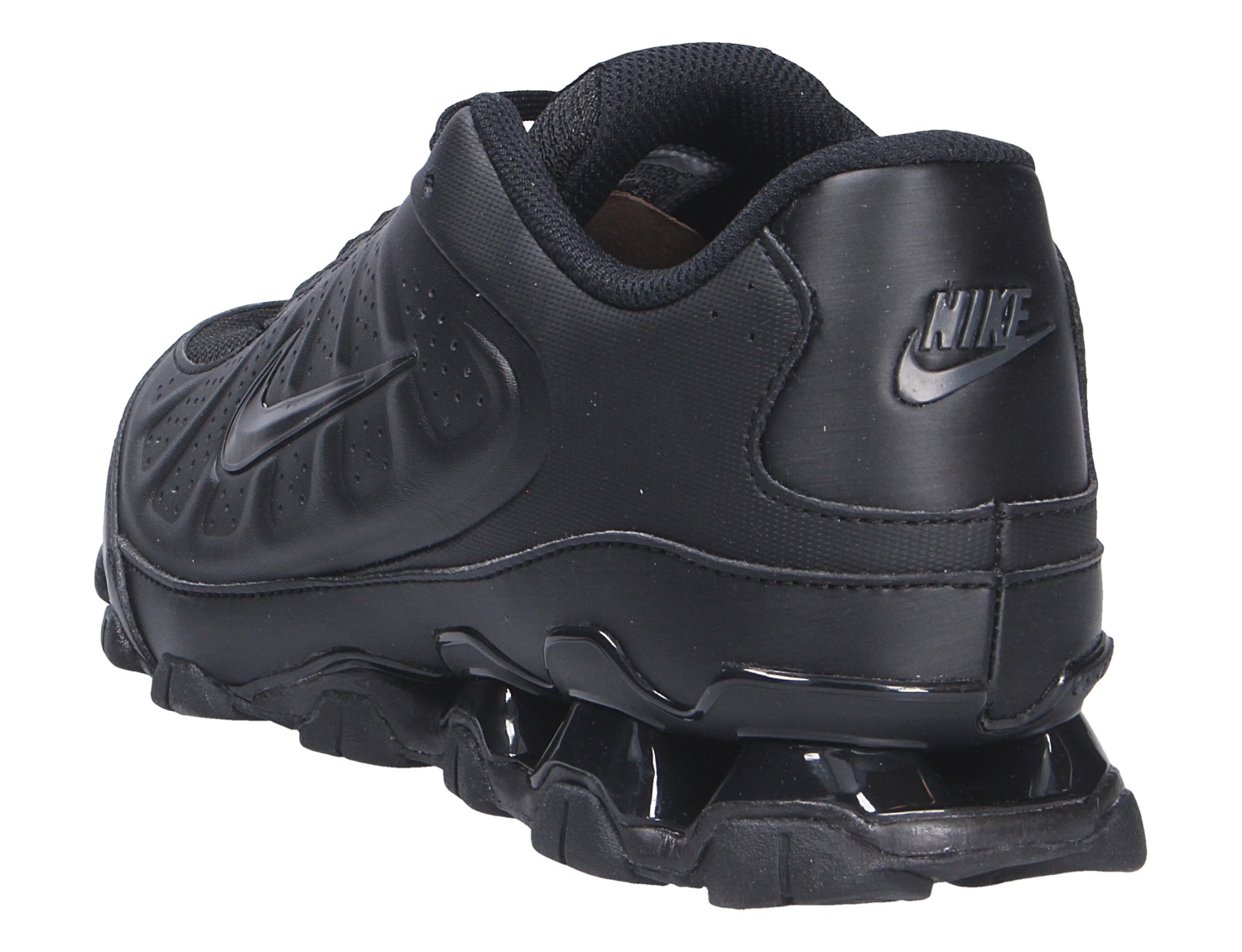 Nike Reax 8 NSW von Nike in Schwarz, sportlicher Herren-Sneaker mit markanter Reax-Sohle in Rück- und Seitenansicht