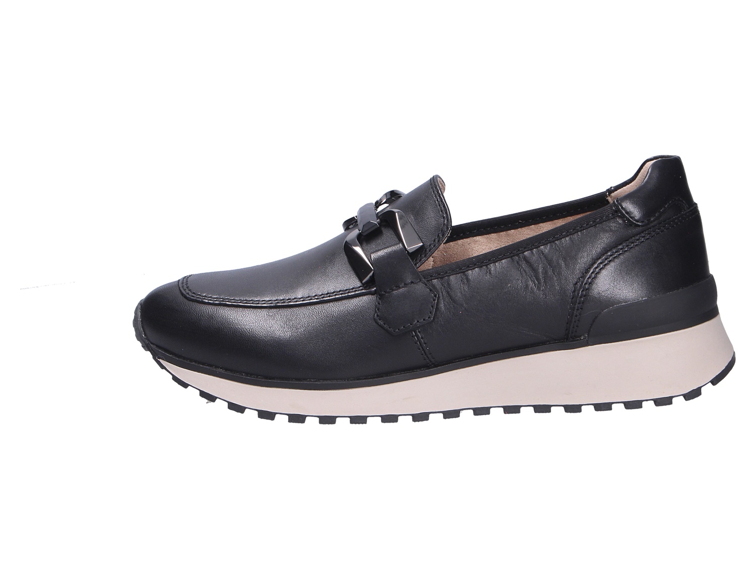 Caprice Damen Slipper aus schwarzem Leder, Seitenansicht mit dekorativer Zierkette und heller profilierter Keilsohle