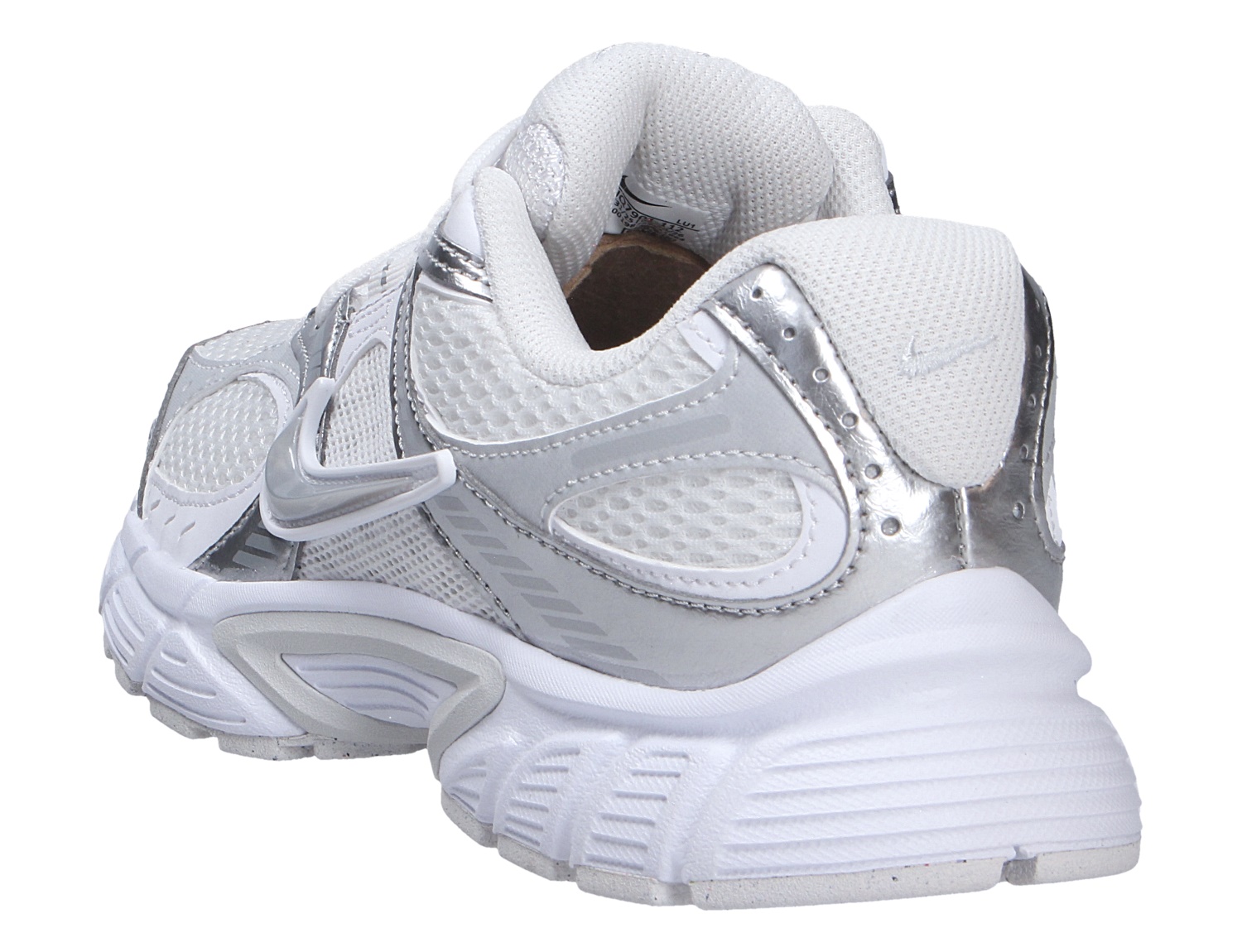 Rückansicht des Nike V5 RNR Sneakers in Weiß mit silbernen Details, atmungsaktivem Mesh und markanter, dicker Sohle