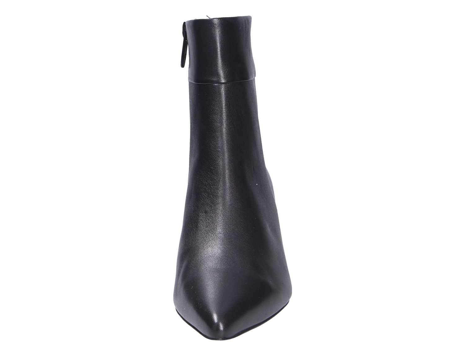 Frontansicht der schwarzen Peter Kaiser Damen Stiefel aus glattem Leder mit spitzer Schuhspitze und schlankem Schaft