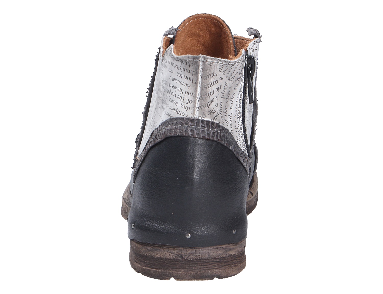 Rückansicht der Charme ETNIC Stiefelette in Schwarz-Weiß mit Schriftprint, schwarzer Fersenkappe und seitlichem Reißverschluss