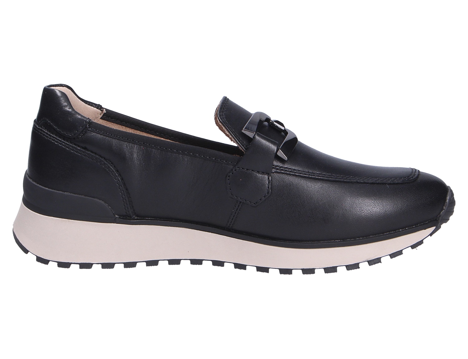 Caprice Damen Slipper, schwarzer Lederslipper mit Zierspange, seitlicher Ansicht und heller profilierter Plateau-Sohle