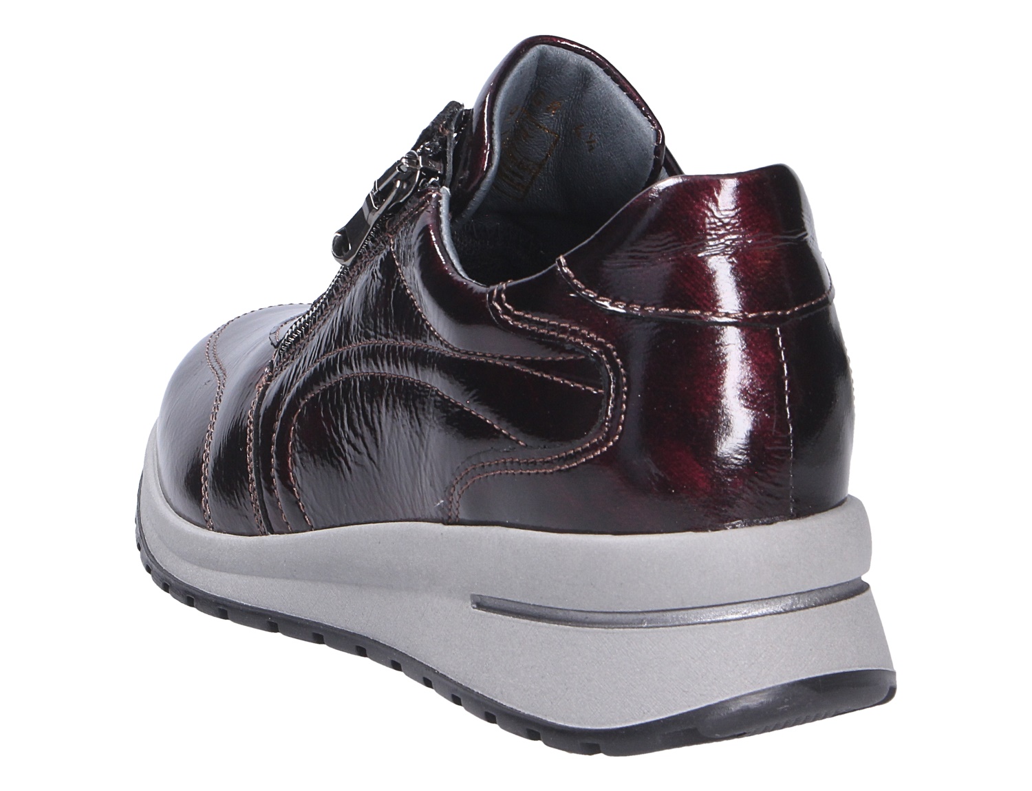 Rückansicht des Waldläufer H-Inessa Damen-Sneakers aus bordeauxfarbenem Lackleder mit seitlichem Reißverschluss und heller Komfortsohle