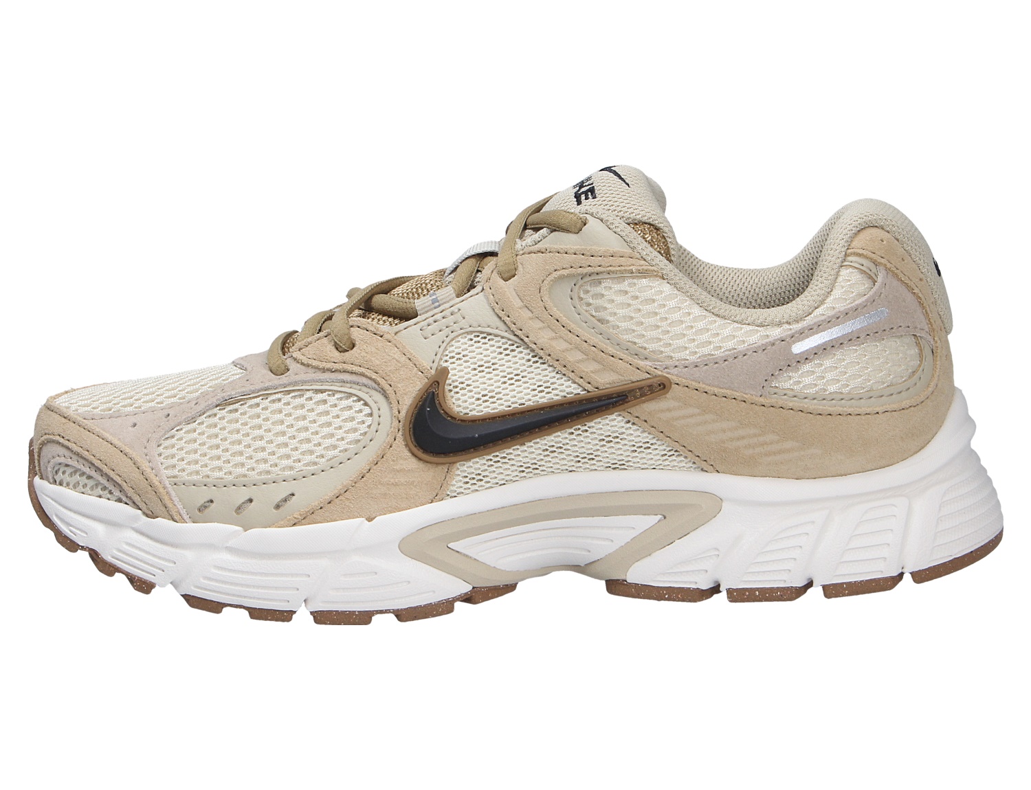 Nike V5 RNR Sneaker in Beige und Creme mit Mesh-Obermaterial, Wildleder-Overlays und markanter weißer Sohle in der Seitenansicht