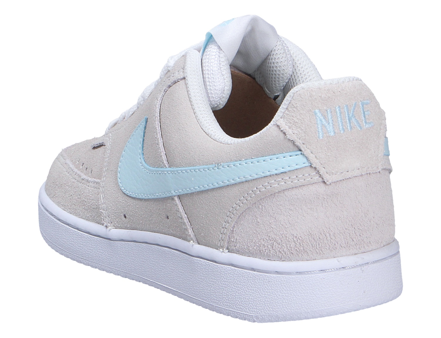 Nike Court Vision Lo Sneaker aus Veloursleder in Beige mit hellblauem Swoosh und weißer Sohle, gezeigt in seitlicher Rückansicht