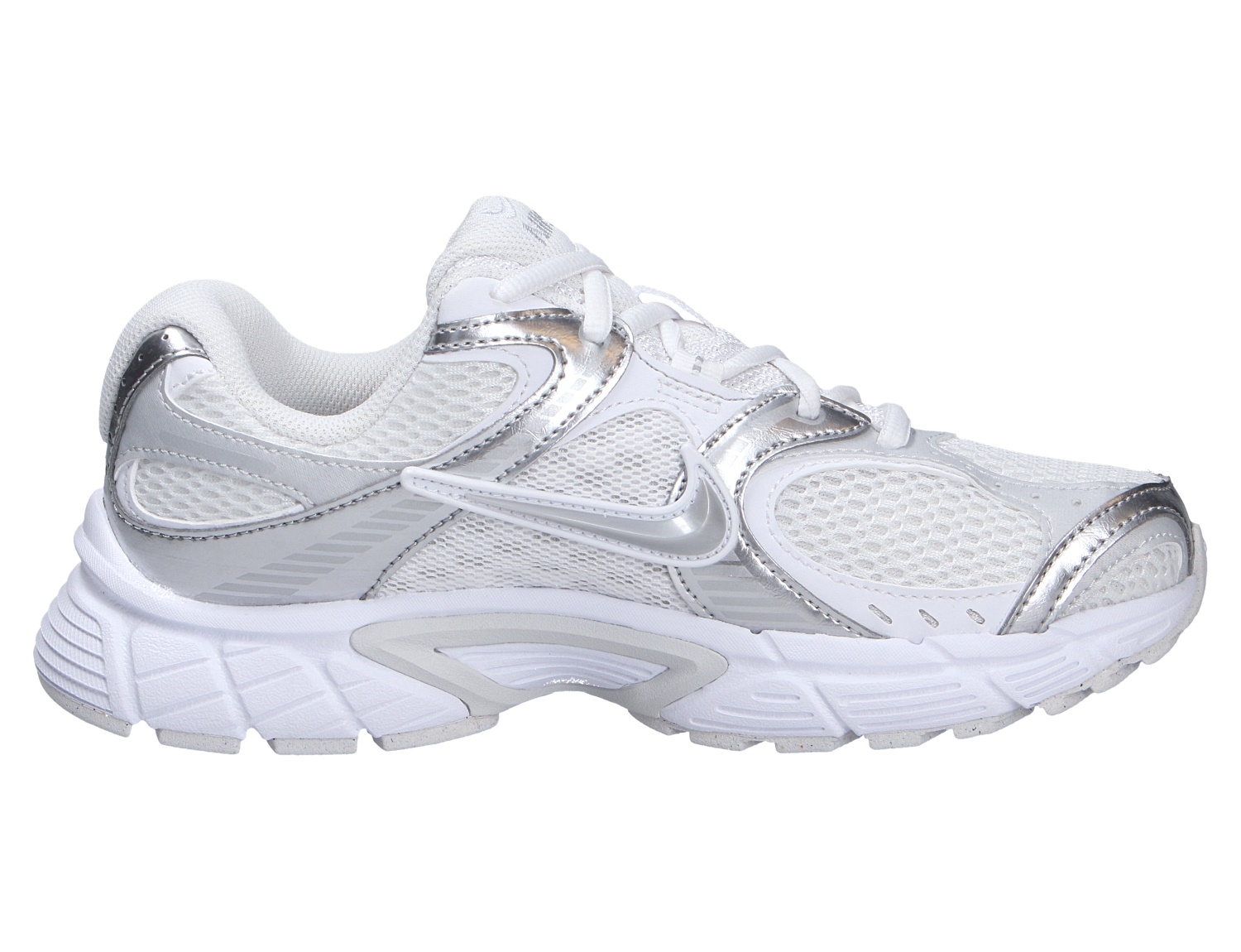 Nike V5 RNR Sneaker in Weiß mit silbernen Details, atmungsaktivem Mesh-Obermaterial und markanter Profilsohle in der Seitenansicht