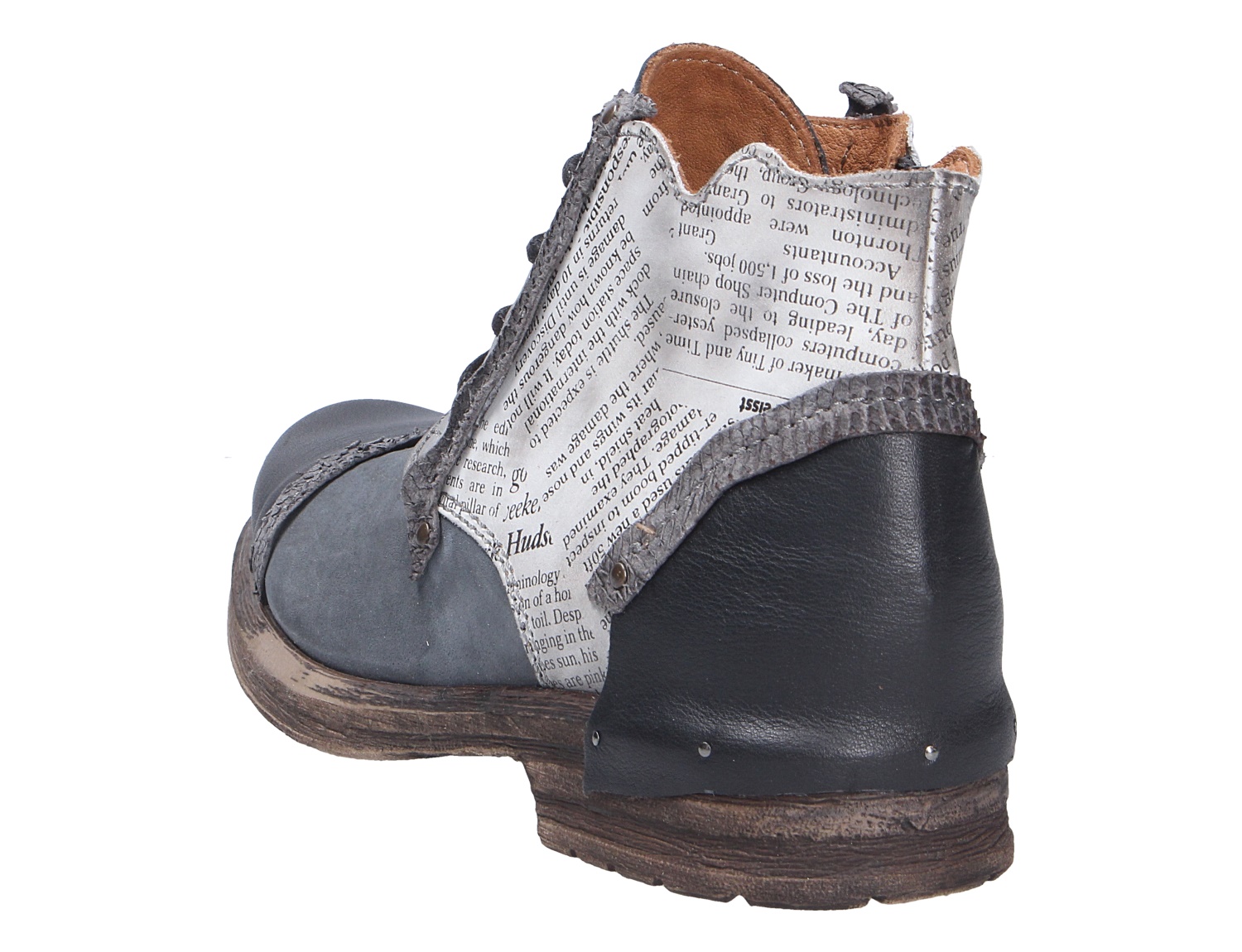 Rückansicht der Charme ETNIC Damen-Stiefelette in Grau und Schwarz mit markantem Zeitungsmuster und rustikaler Sohle