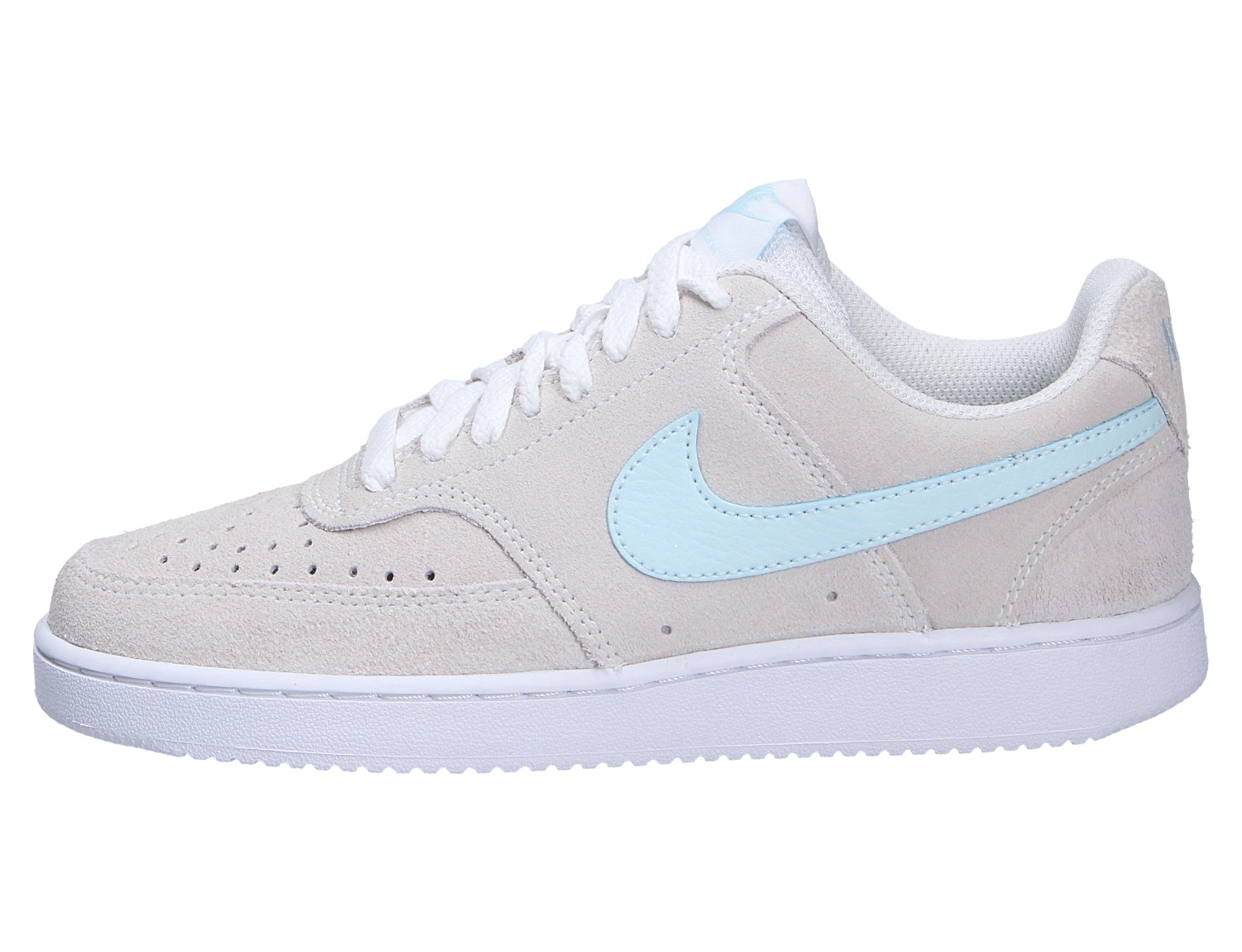 Nike Court Vision Lo Sneaker in hellem Wildleder mit weißer Sohle und hellblauem Swoosh in der Seitenansicht