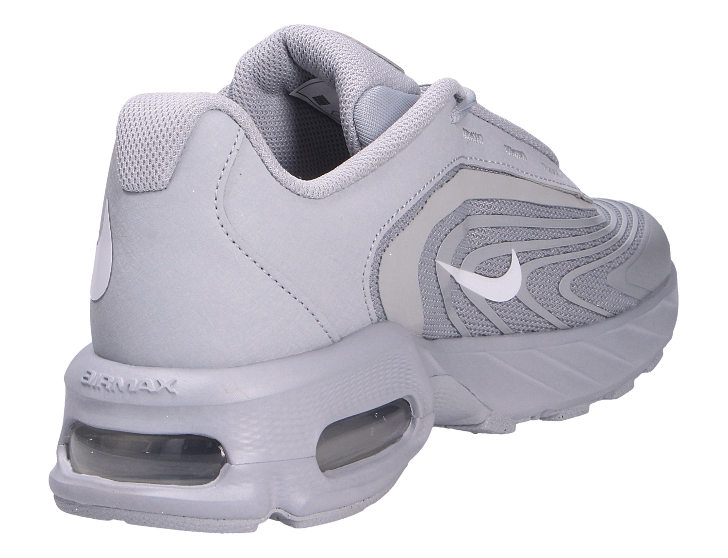 Nike AIR Max Fire in Grau, sportlicher Sneaker mit textilem Obermaterial und sichtbarer Air-Max-Dämpfung in Rück- und Seitenansicht