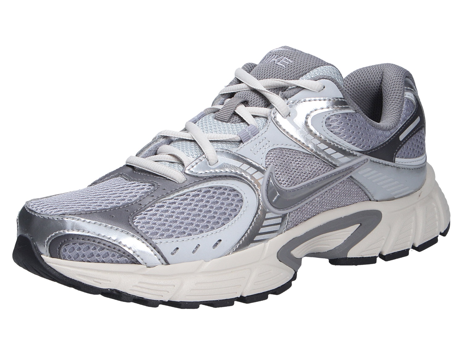 Nike V5 RNR Sneaker in Silber-Grau, seitliche Ansicht mit atmungsaktivem Mesh, glänzenden Overlays und robuster, markanter Sohle