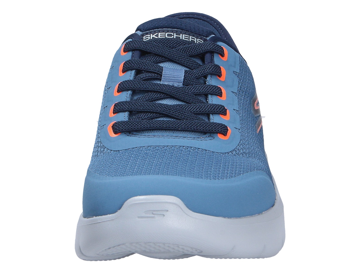 Frontalansicht eines blauen Skechers Herren Sneakers mit dunkler Schnürung, orangefarbenen Ösen und heller Laufsohle