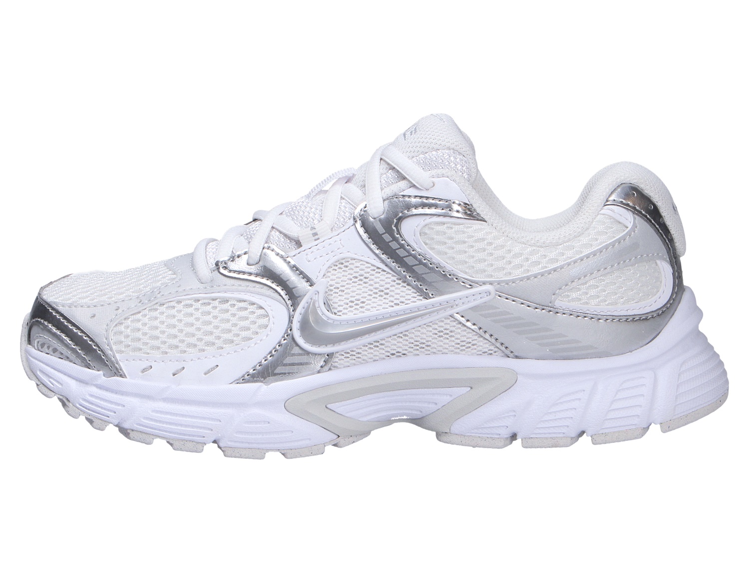 Nike V5 RNR Sneaker in Weiß mit silbernen Details, atmungsaktivem Mesh-Obermaterial und markanter Profilsohle in der Seitenansicht
