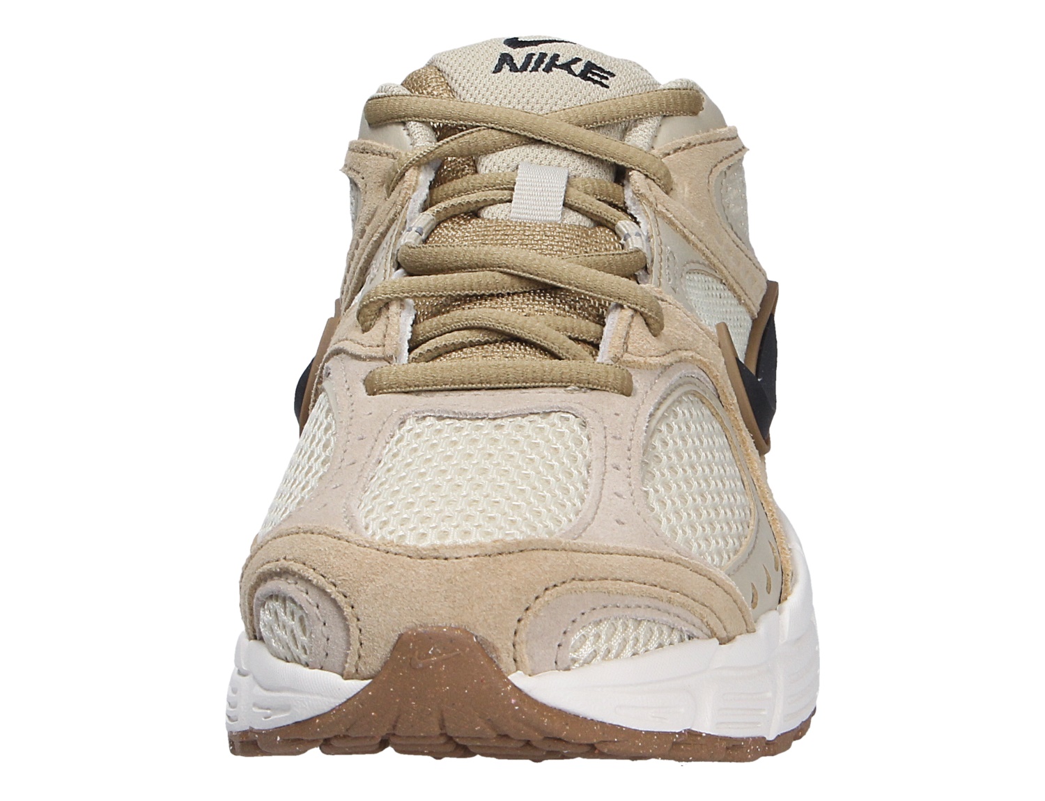 Frontansicht des Nike V5 RNR Sneakers in Beige und Creme mit Mesh-Obermaterial, Wildleder-Overlays und robuster Sohle
