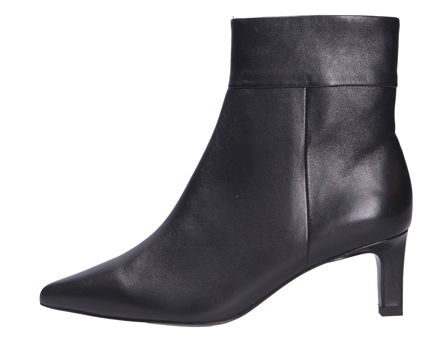 Peter Kaiser Damen Stiefel, schwarzer eleganter Lederstiefel mit spitzer Zehenpartie und mittelhohem Absatz in Seitenansicht