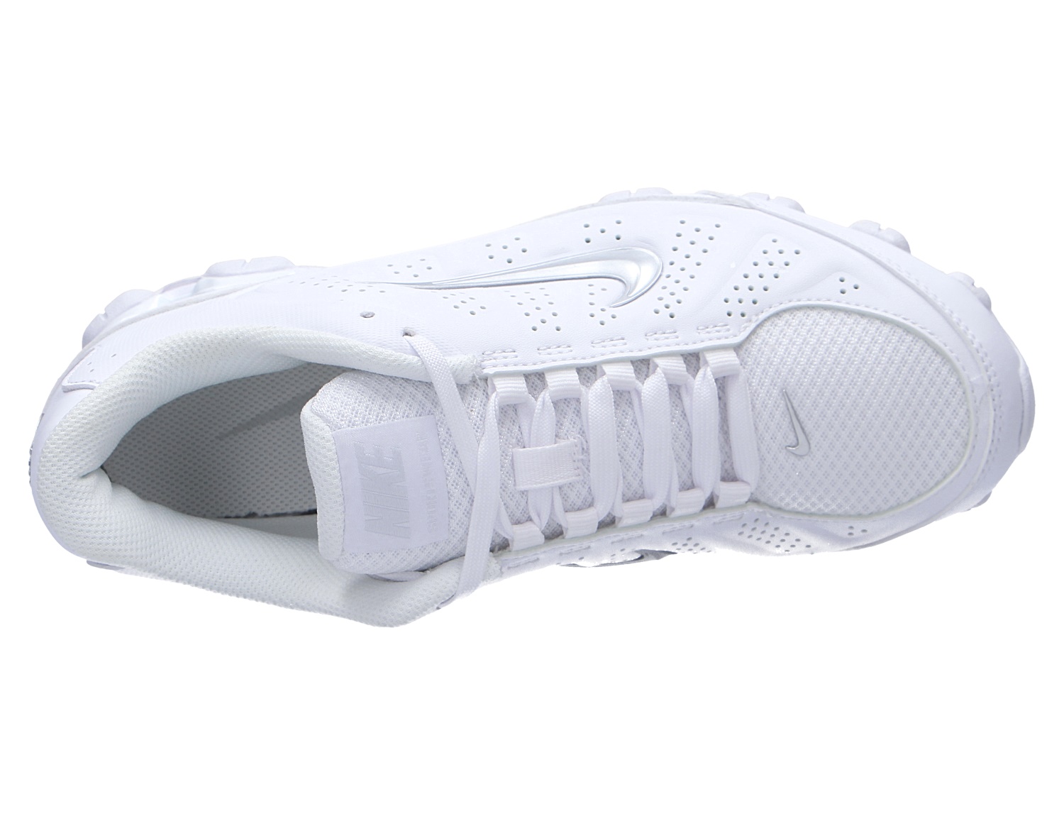 Nike Reax 8 Nsw Sl Sneaker in Weiß, Ansicht von oben mit Schnürung, perforiertem Obermaterial und Nike Swoosh